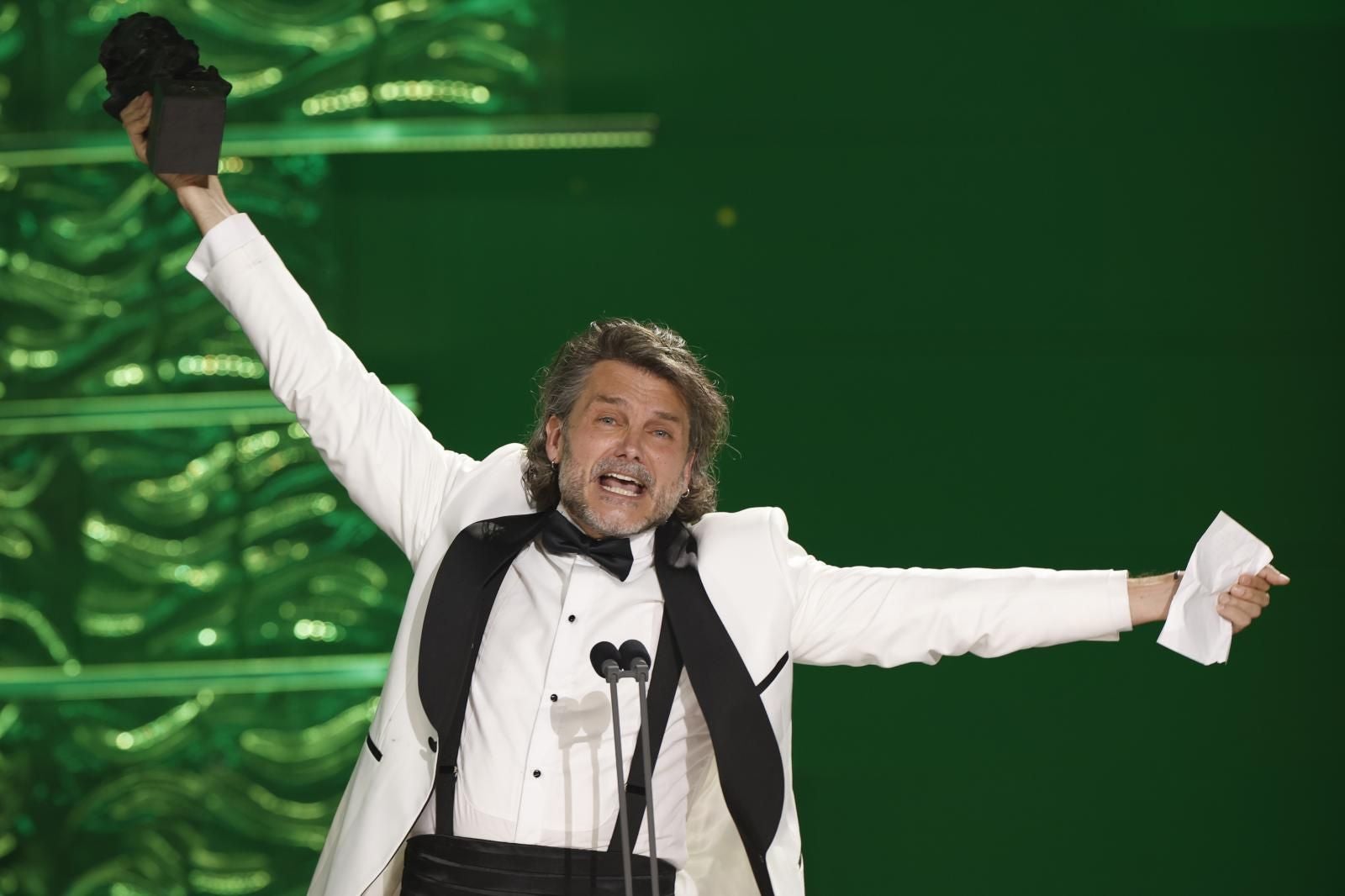 Las dos presentadoras, dando la bienvenida a los asistentes y saludando al público al inicio de la gala.