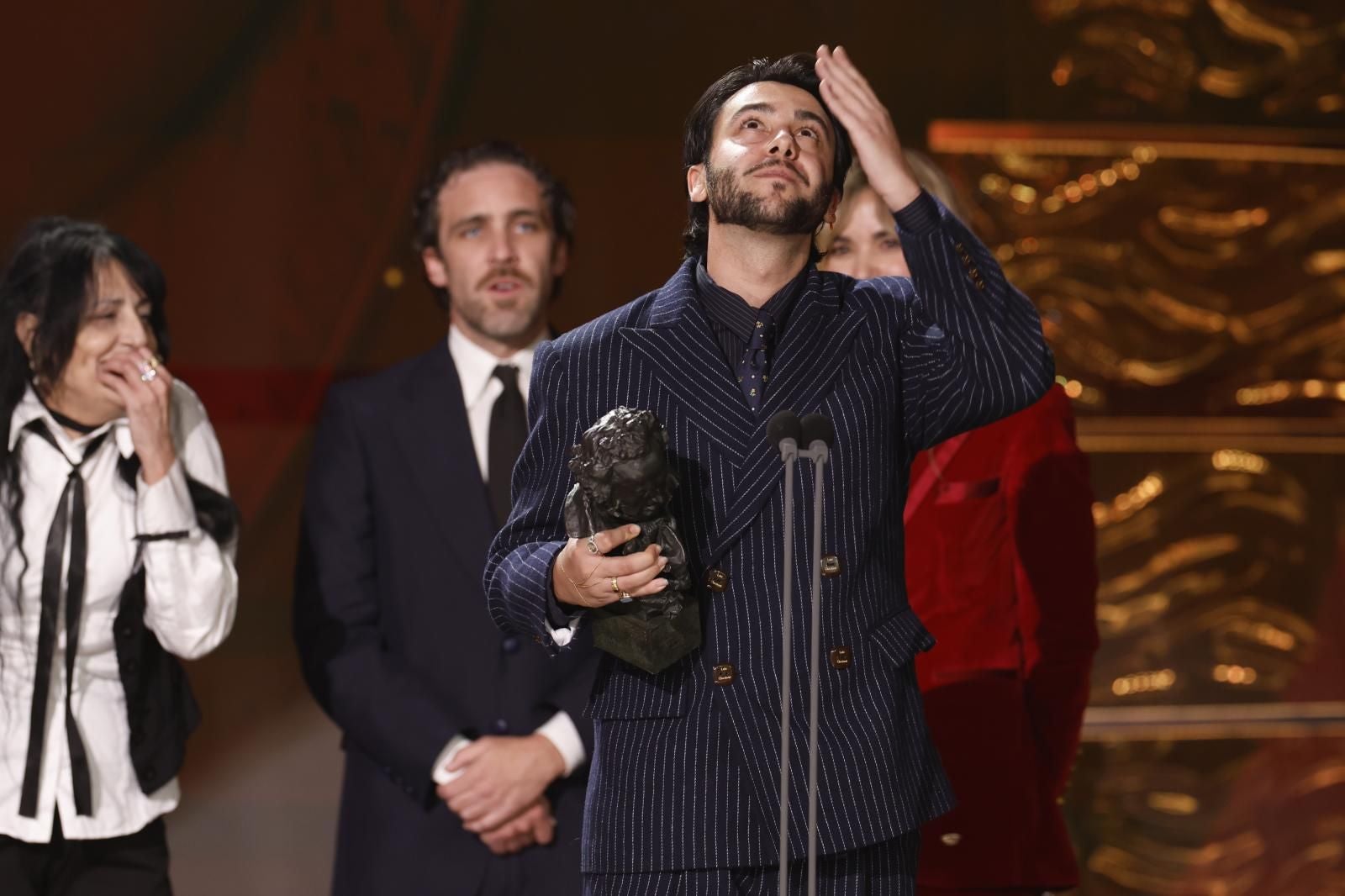 Representantes de la película 'La guitarra flamenca de Yerai Cortés', que ha ganado el Goya a mejor película documental, tras recoger el premio.