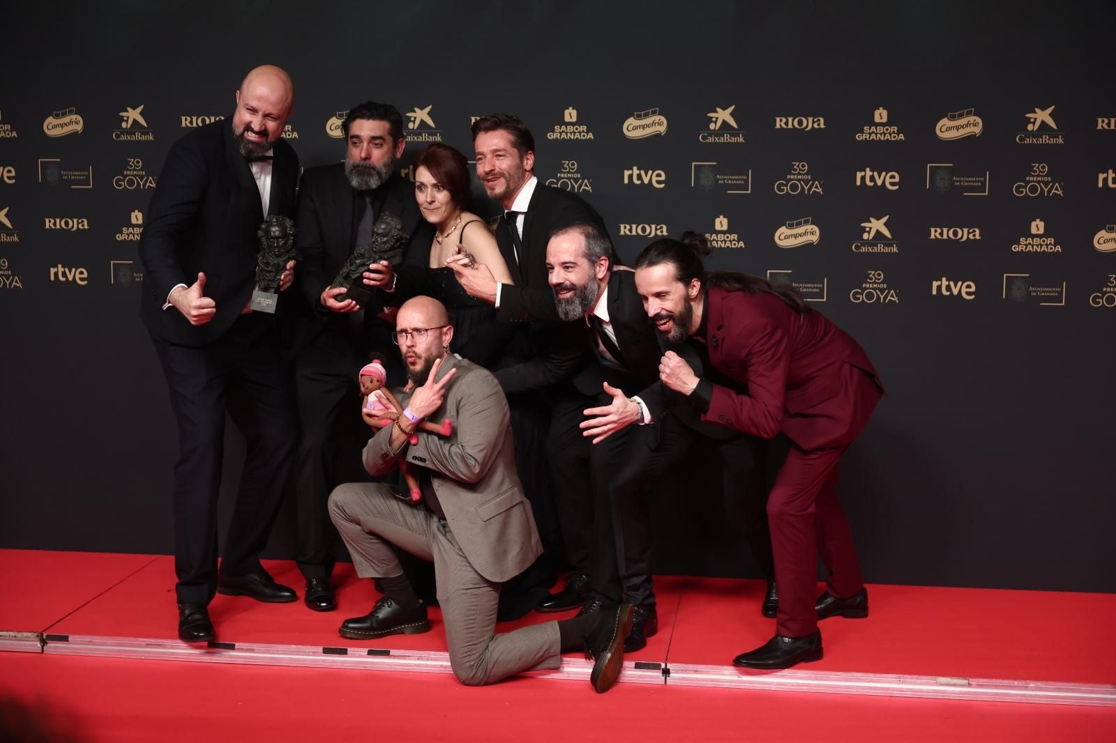 El equipo de 'Cafuné' posa tras recibir el Goya a Mejor corto de animación, en una de las imágenes más divertidas entre los ganadores.