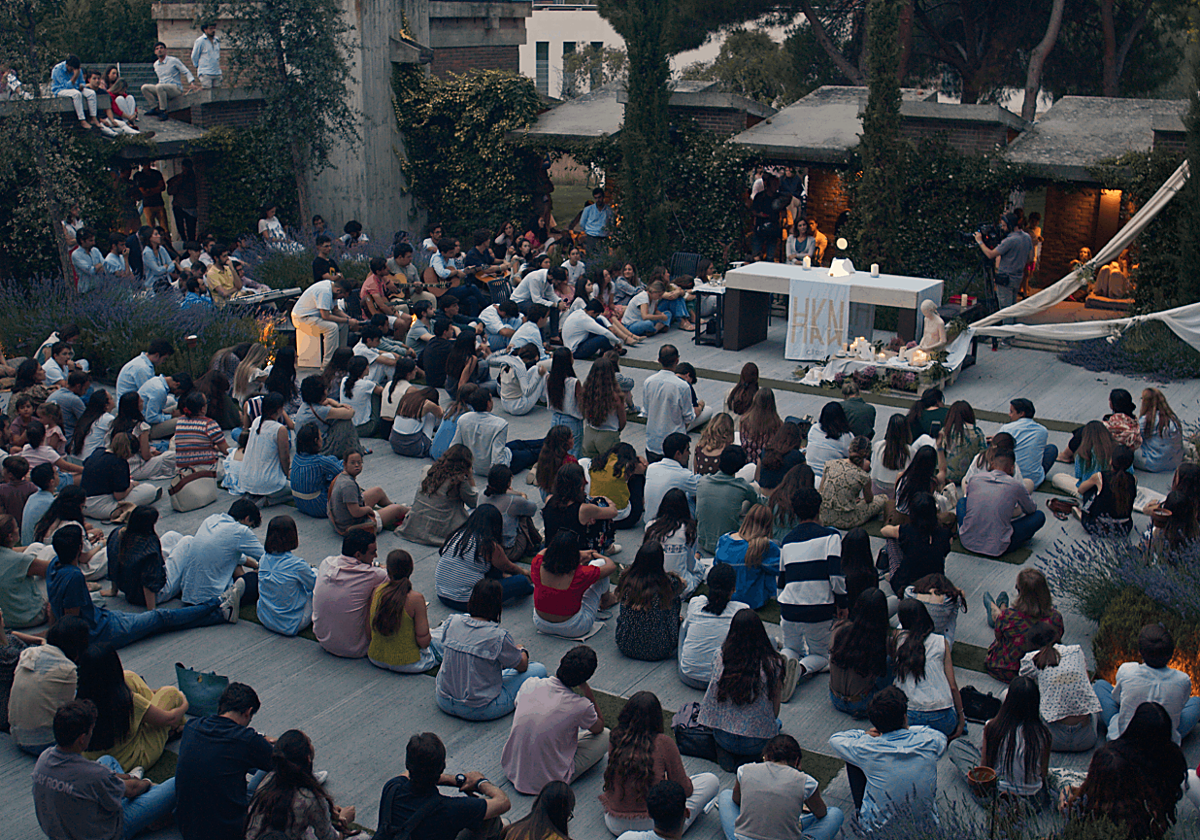 Jóvenes orando en el convento de San José de Las Rozas