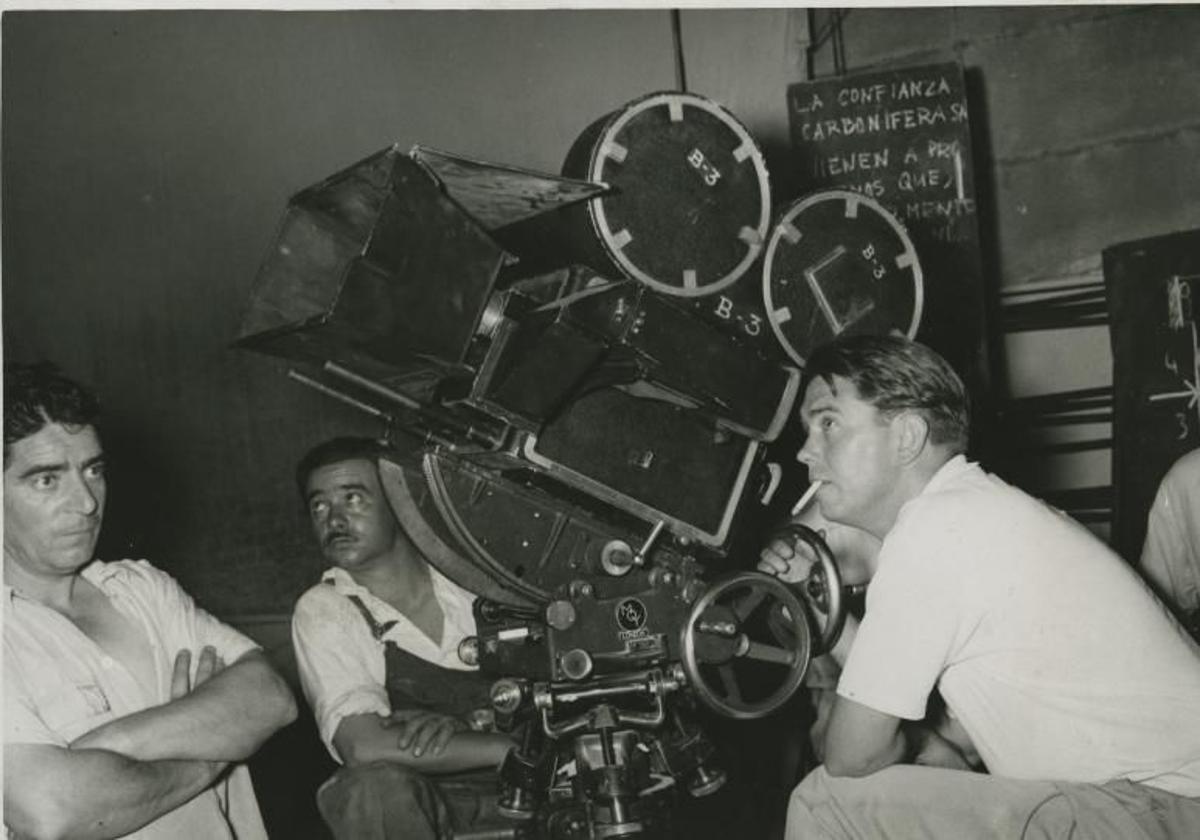 Juan Mariné durante el rodaje de 'La gata', primera película rodada en CinemaScope en España