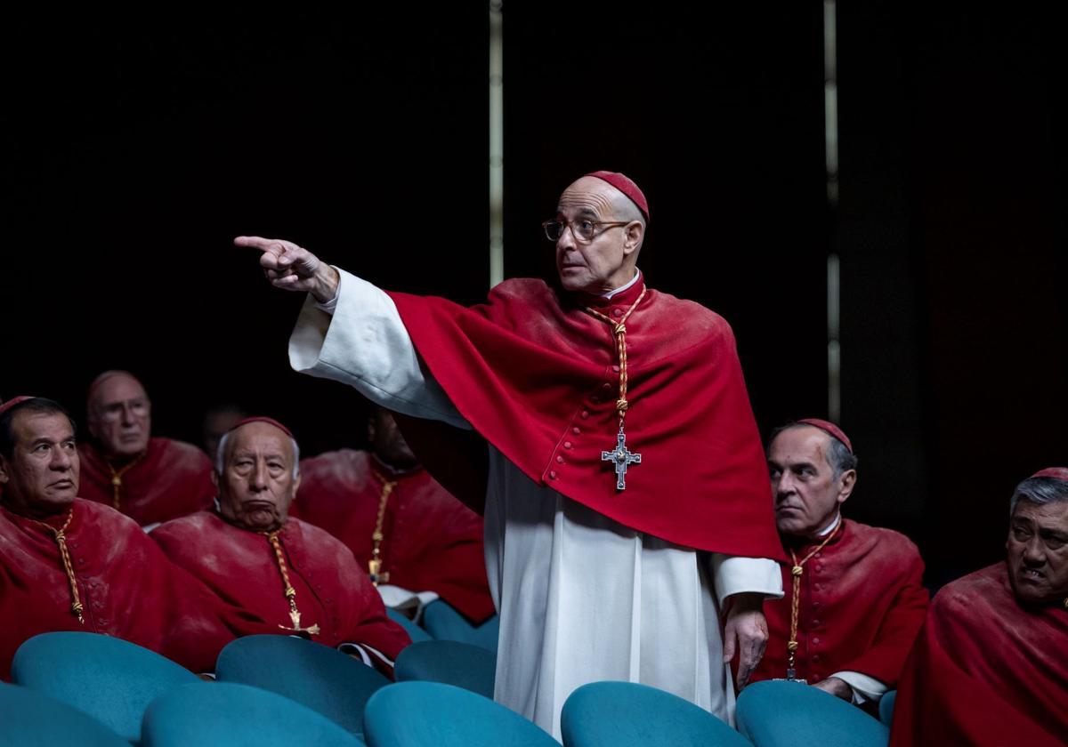 Stanley Tucci interpreta al Cardenal Bellini en 'Cónclave'