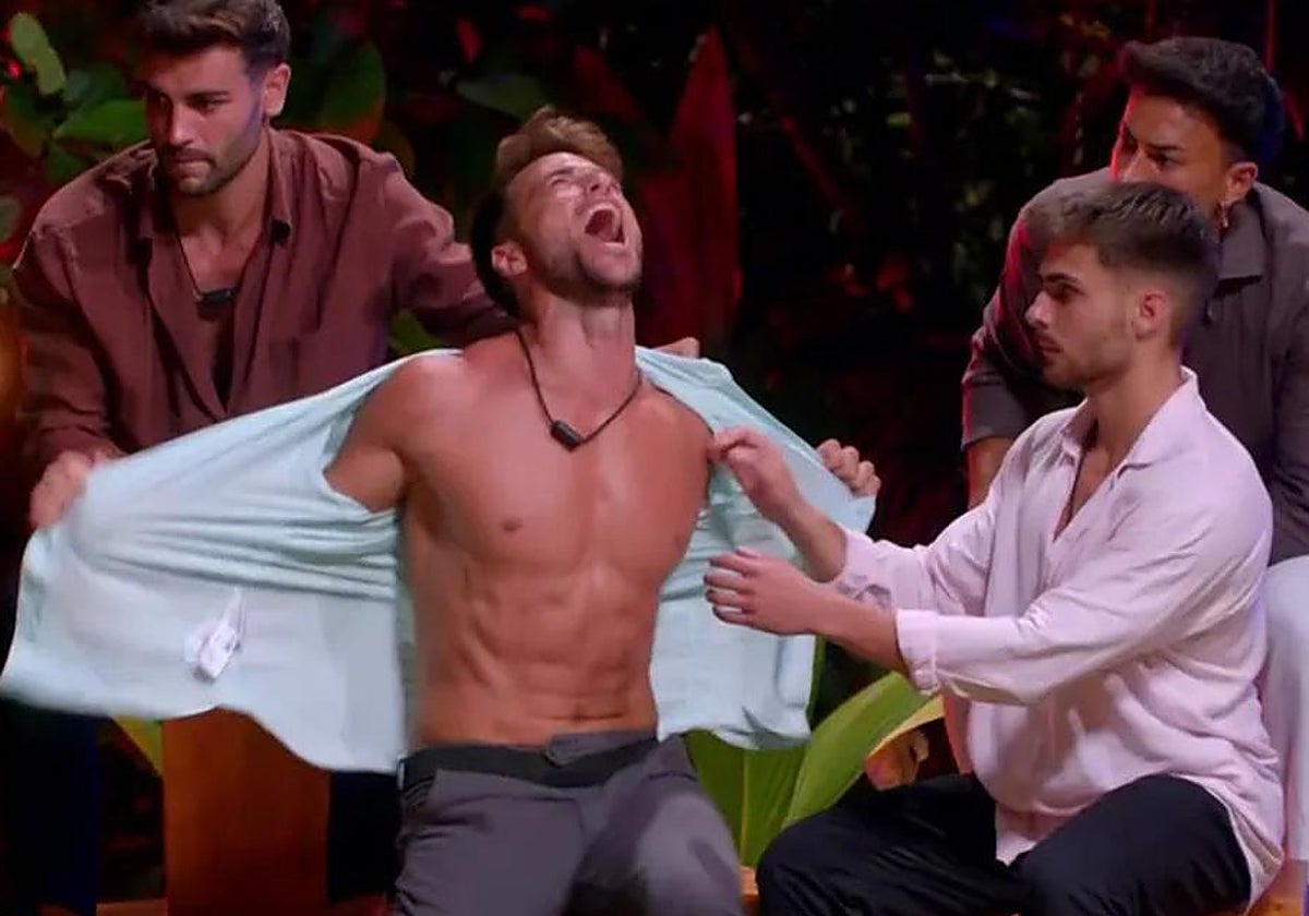 Montoya se parte la camisa y besa la arena: Varias escenas del concursante de 'La isla de las tentaciones' viendo a su novia con otro se han viralizado