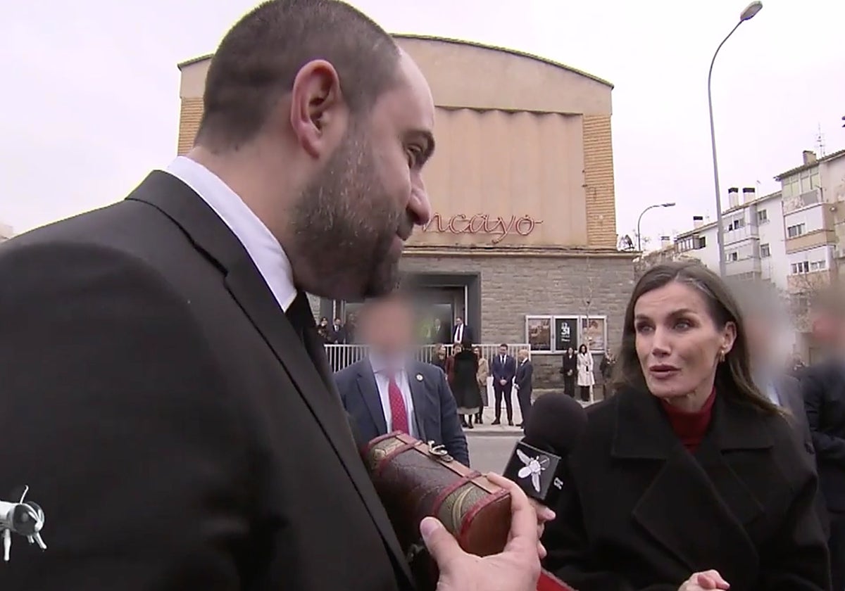 La Reina Letizia recibió las icónicas gafas de 'Caiga quien caiga'.