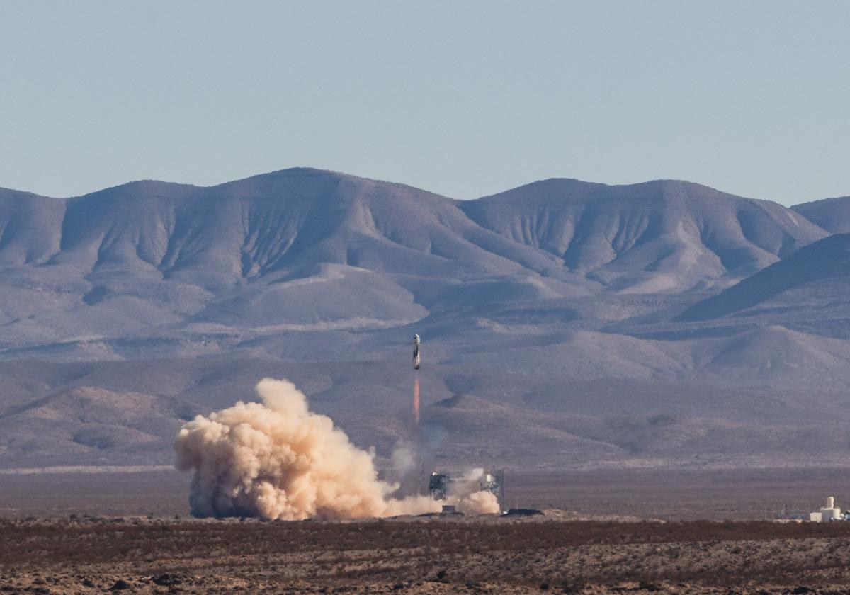 Despegue del cohete New Shepard NS-30 de Blue Origin.