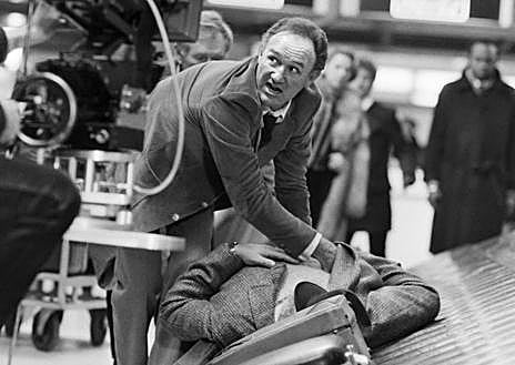 Imagen secundaria 1 - Arriba, Gene Hackman con el Globo de oro de honor de la gala del año 2003 junto con Robin Williams y Michael Caine. A la izquierda, en 1985 en París durante el rodaje de 'Target: Agente doble en Berlín', de Arthur Penn. A la derecha, Gene Hackman en los OScar de 1989.