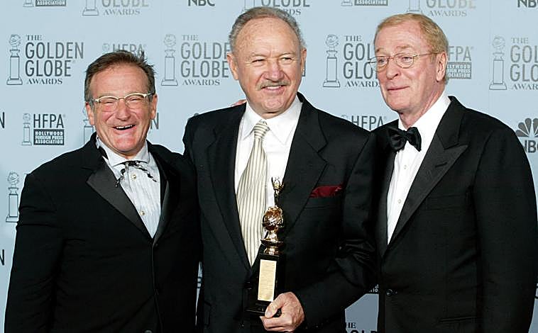 Imagen principal - Arriba, Gene Hackman con el Globo de oro de honor de la gala del año 2003 junto con Robin Williams y Michael Caine. A la izquierda, en 1985 en París durante el rodaje de 'Target: Agente doble en Berlín', de Arthur Penn. A la derecha, Gene Hackman en los OScar de 1989.