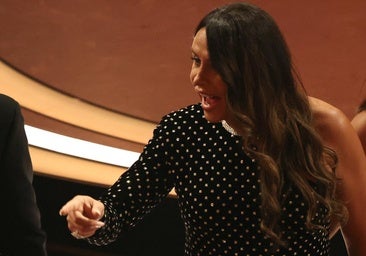 La noche de Karla Sofía Gascón: sin alfombra roja y dos chistes por sus tuits