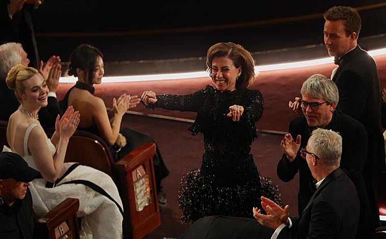 Imagen principal - Arriba, Fernanda Torres, protagonista de 'Aún estoy aquí', en los Oscar 2025. Abajo, brasileñas celebrando el primer Oscar de su país 