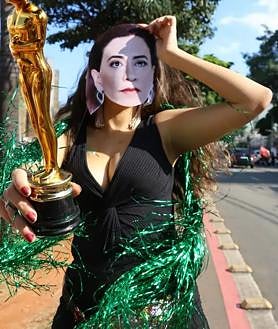 Imagen secundaria 2 - Arriba, Fernanda Torres, protagonista de 'Aún estoy aquí', en los Oscar 2025. Abajo, brasileñas celebrando el primer Oscar de su país 