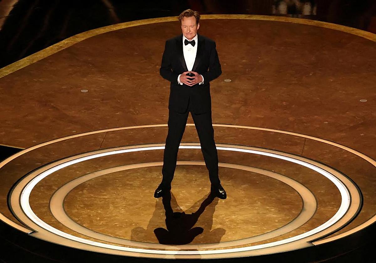 El humorista Conan O'Brien presentando los Oscars 2025