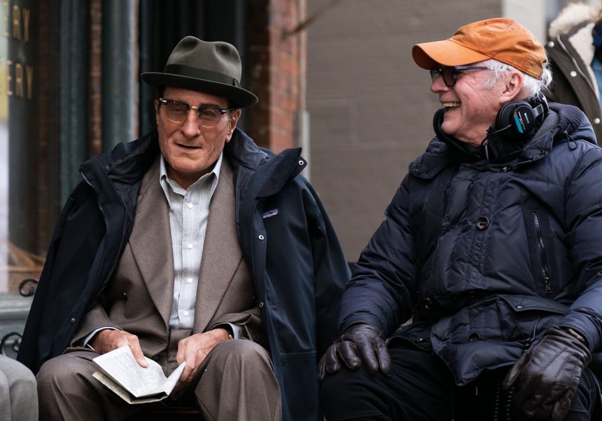 Robert De Niro, como Vito Genovese, y el director Barry Levinson durante el rodaje de la película