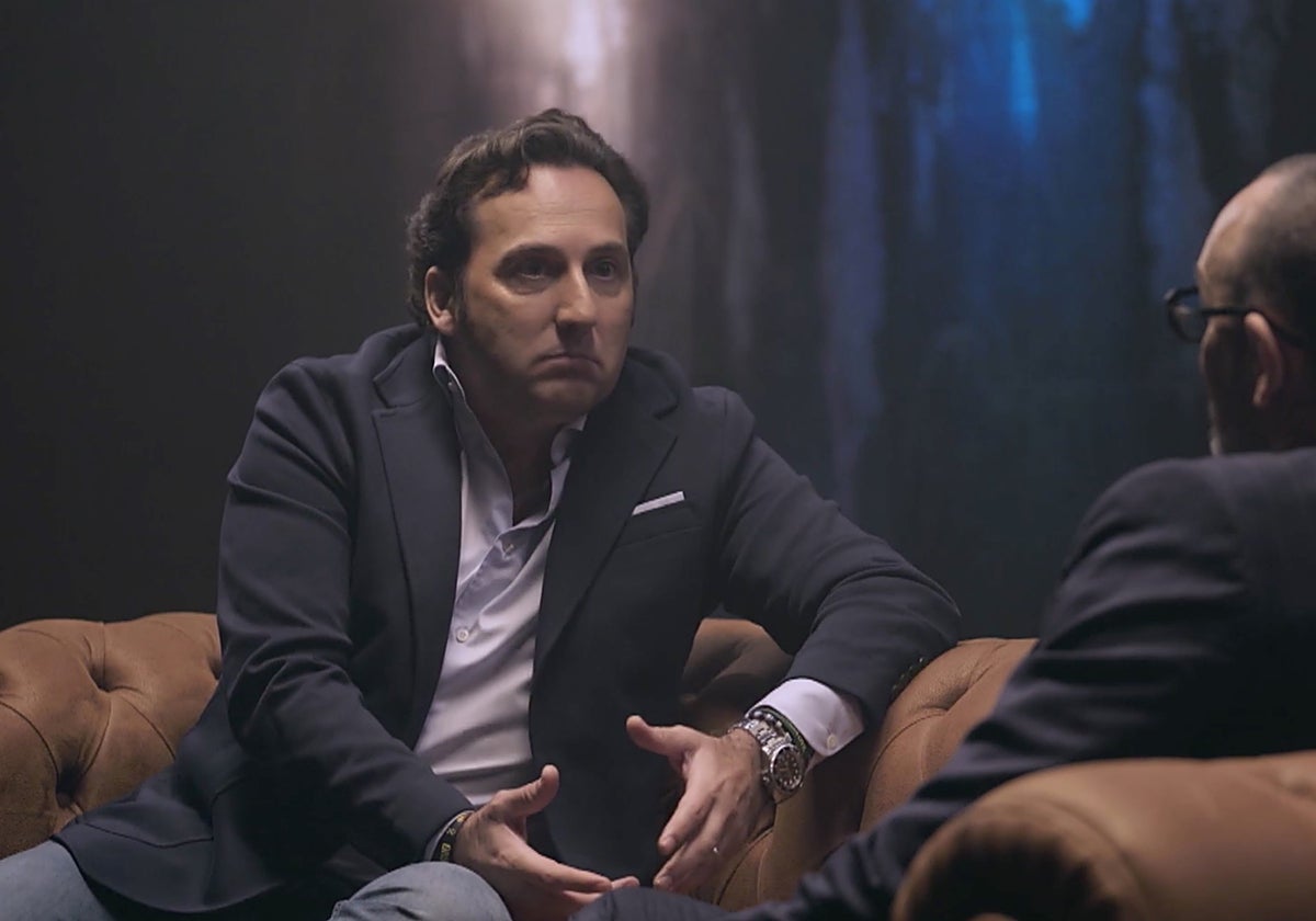 Iker Jiménez no tuvo reparos en hablar de su ideología política en 'Viajando con Chester'.