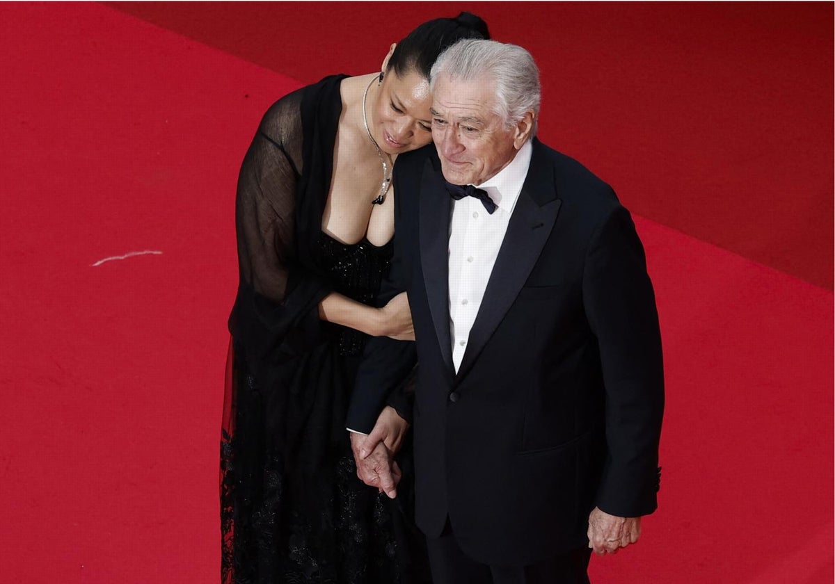 Robert De Niro, con su pareja, Tiffany Chen, en la alfombra roja de Cannes