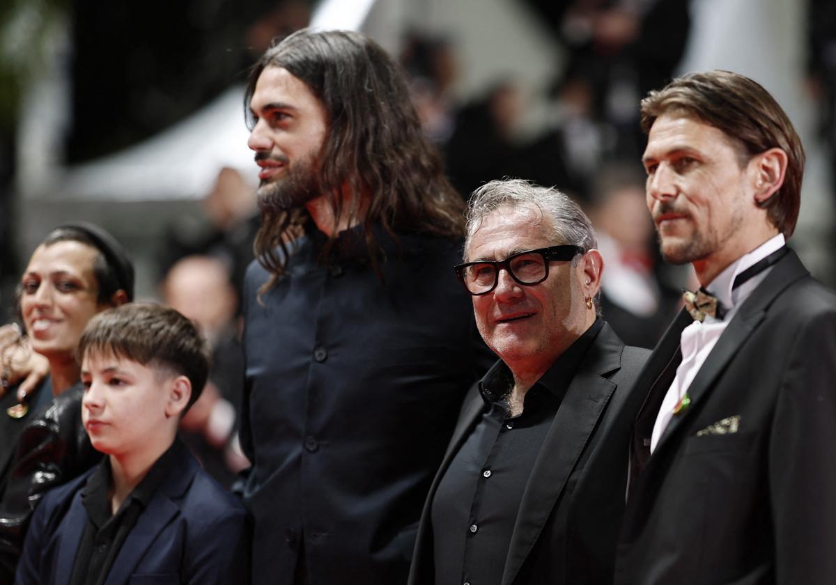 Oliver Laxe, junto al equipo de la película, este jueves en Cannes