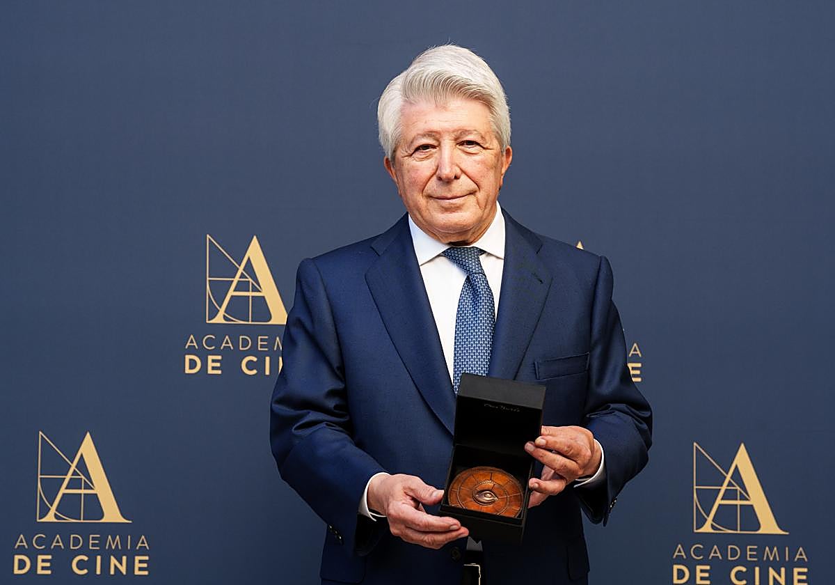 Enrique Cerezo, con la Medalla de oro de la Academia de cine, entregada este martes