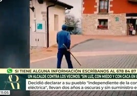 Un alcalde, el terror de sus vecinos: sin luz desde hace 2 años, rayones en coches, amenazas y tiradas de cacas