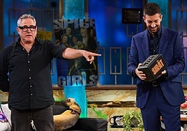 Sergi López deja sin palabras a Broncano: «Es la primera vez que me traen un regalo así»