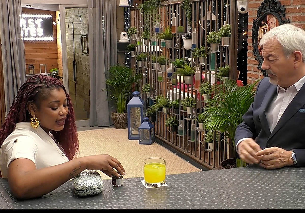 Fari dejó a Carlos Sobera, presentador de 'First Dates', completamente ojiplático al revelarle el regalo sexual que le llevaba a su cita.
