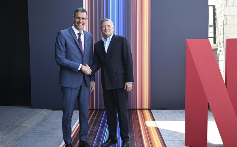 Imagen principal - (1) El presidente del Gobierno, Pedro Sánchez, saluda al Co-CEO de Netflix, Ted Sarandos, este martes en Madrid, donde la plataforma celebra su décimo aniversario operando en España (2) Sánchez saluda al actor Javier Cámara (3) En los estudios de Netflix