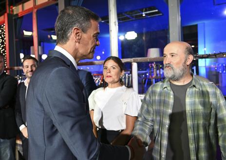 Imagen secundaria 1 - (1) El presidente del Gobierno, Pedro Sánchez, saluda al Co-CEO de Netflix, Ted Sarandos, este martes en Madrid, donde la plataforma celebra su décimo aniversario operando en España (2) Sánchez saluda al actor Javier Cámara (3) En los estudios de Netflix