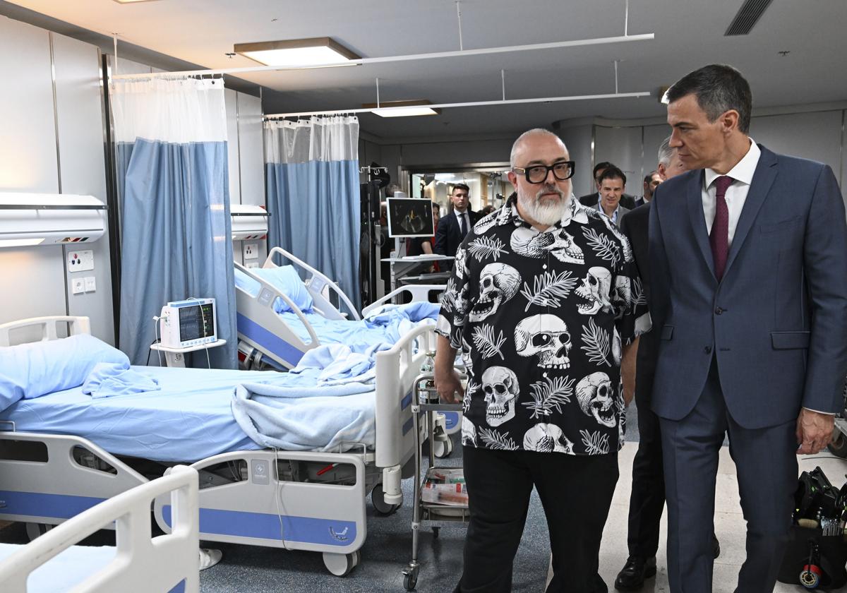 Pedro Sánchez pasea junto a Álex de la Iglesia por uno de los platós de Netflix en Tres Cantos
