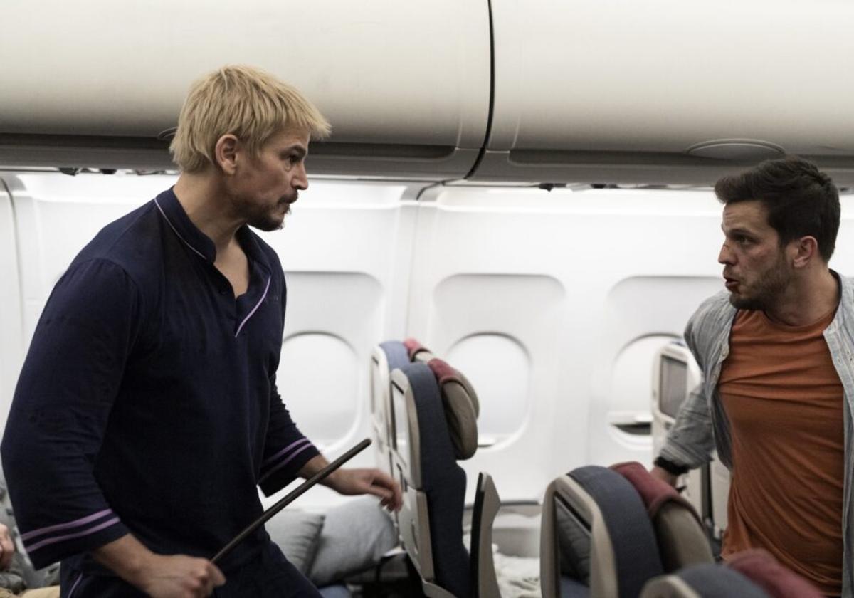 Josh Harnett, a punto de liarse a puñetazos con un sicario en 'Fight or Flight (Sicarios en el aire)'