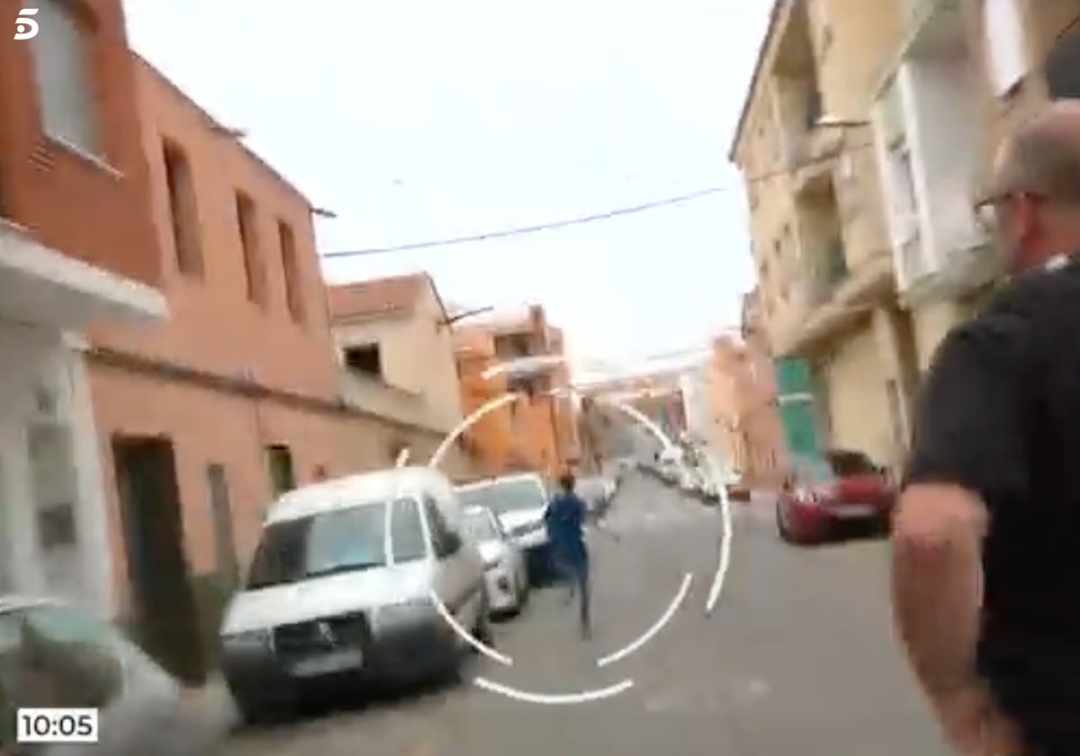 Un equipo de 'El programa de Ana Rosa' ha cazado a Anaís, amiga de Ábalos, pero esta ha salido huyendo, lo que ha provocado una carrera entre la mujer y los periodistas.