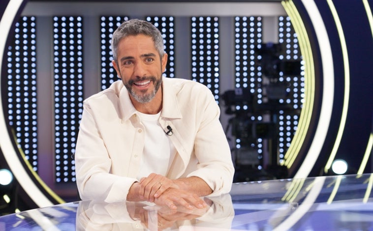Imagen principal - El presentador Roberto Leal, Lucía Sesma, lingüista de 'Pasapalabra', y el director del formato Miguel Aparicio