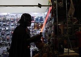 Una espada láser de Darth Vader saldrá a subasta en Los Ángeles por un precio estimado de dos millones de euros