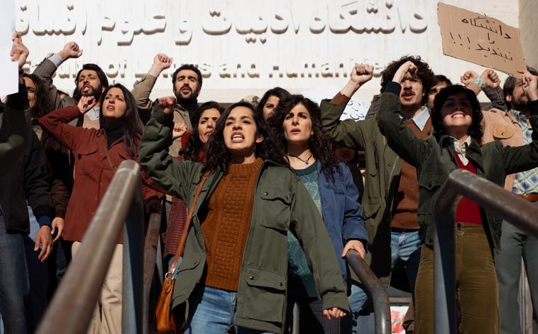 Imagen principal - Las mujeres protagonistas de 'Leer Lolita en Teherán' protestan contra el régimen (1), bailan en casa en libertad (2) y viven bajo la opresión de la policía de la moral en la calle (3)