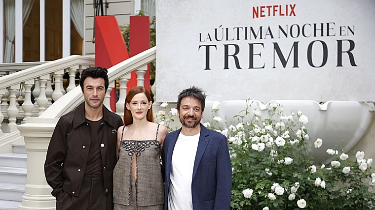 Javier Rey, Ana María Polvorosa y Oriol Paulo posan durante la presentación de la serie 'La última noche en Tremor'