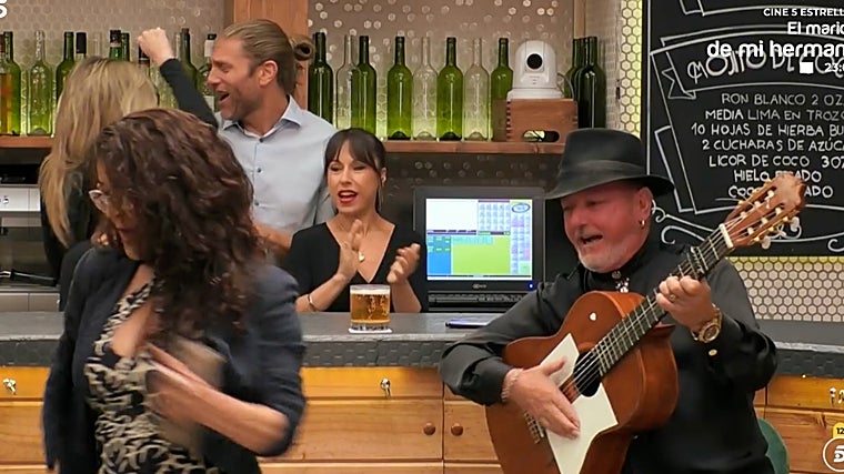 Juan Carlos monta una fiesta flamenca en 'First Dates'