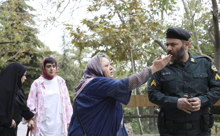 Imagen principal - Arriba, la protagonista frente a un agente de la policía de la moral; abajo a la izquierda, la pareja bailando; abajo a la derecha, Maryam Moghaddam y Behtash Sanaeeha, directores de la película
