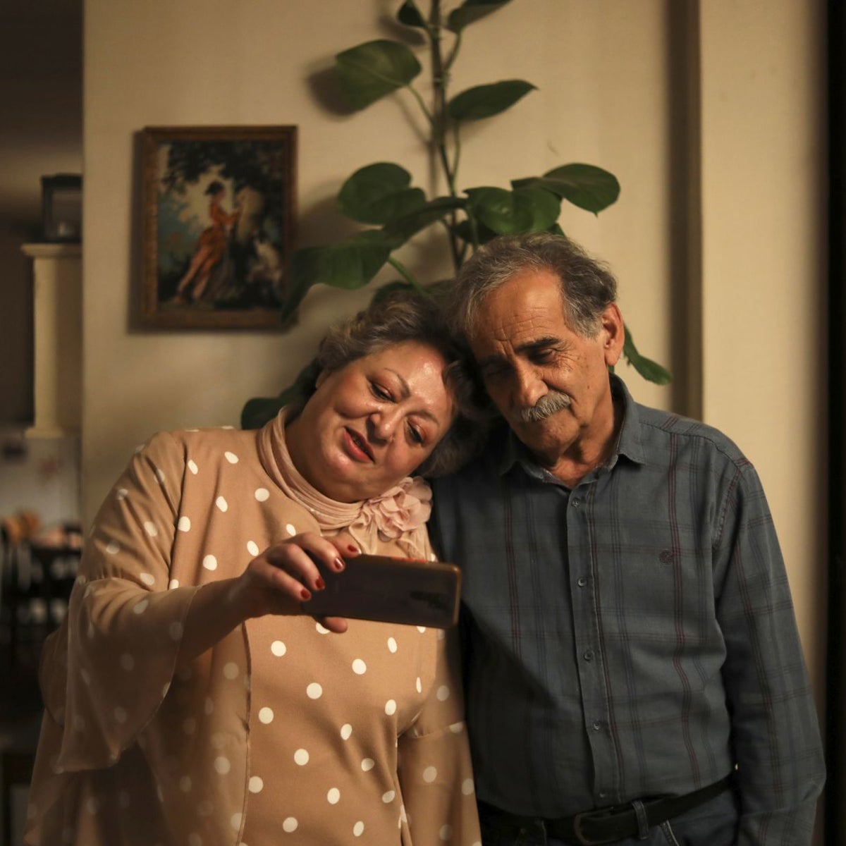 Mahin y Faramarz, la pareja protagonista, en un momento íntimo