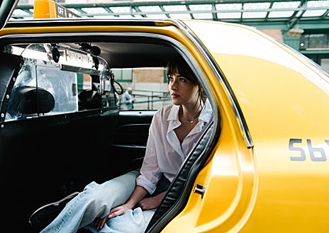 Imagen secundaria 1 - Chris Evans, Dakota Johnson y Pedro Pascal Atsushi Nishijima