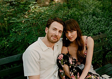 Imagen secundaria 1 - Dakota Johnson, primero con Pedro Pascal, luego con Chris Evans, y Celine Song en el rodaje de 'Materialistas'