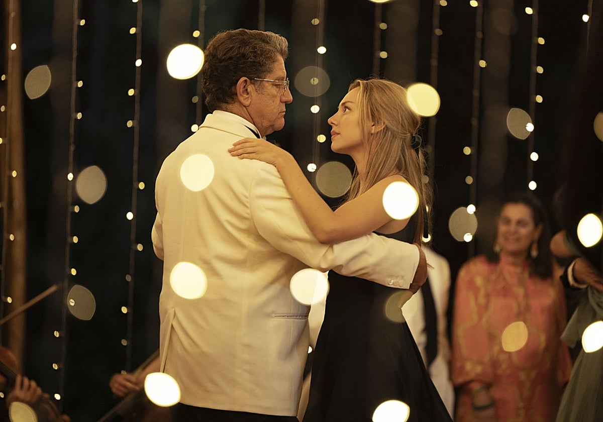 Pedro Casablanc y Ester Expósito durante la película 'El talento'