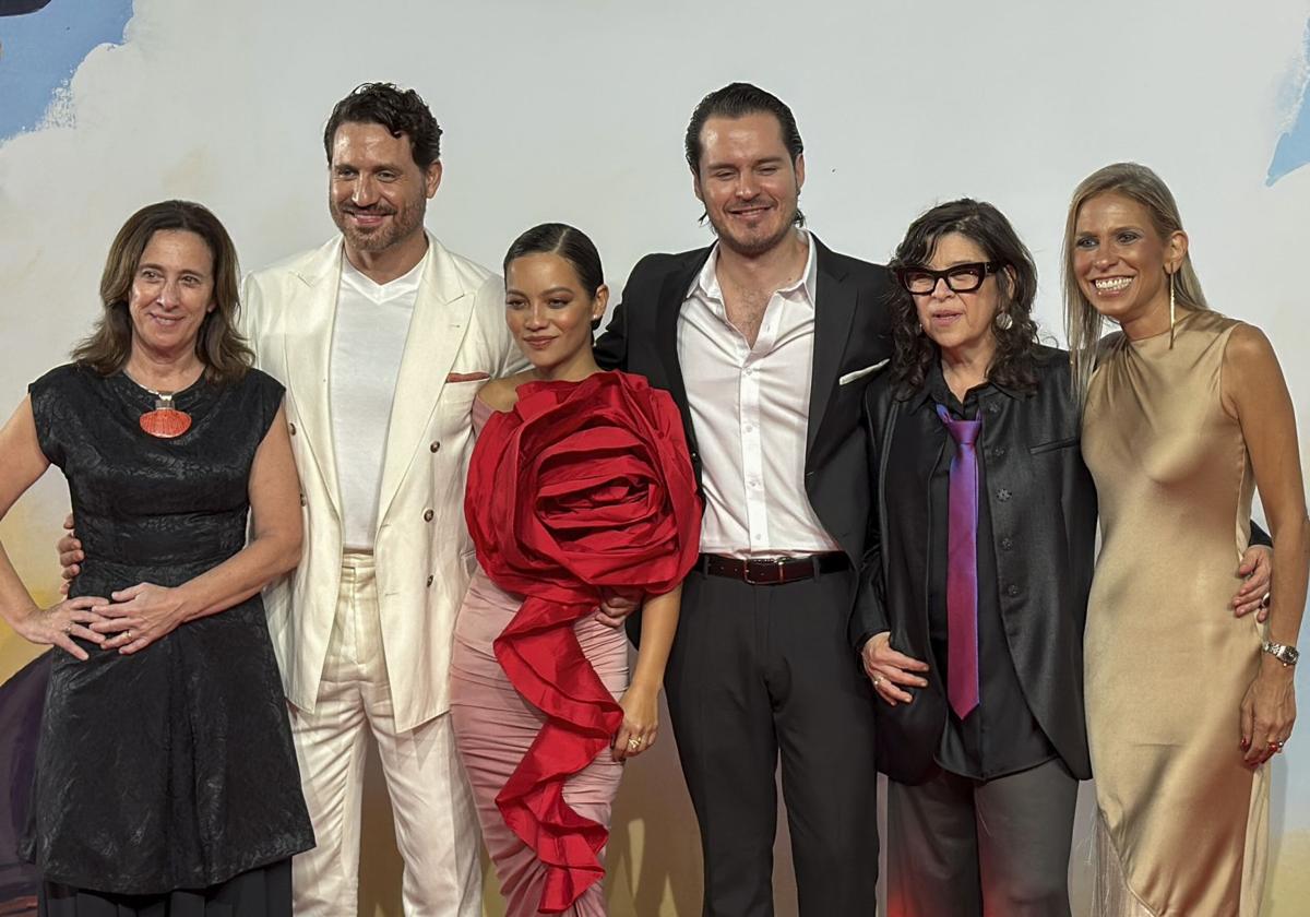 Karina Sainz Borgo (derecha), en el photocall con el equipo de la película 'Aún es de noche en Caracas'