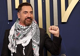 Javier Bardem acude a la alfombra roja de los Emmy con un pañuelo palestino: «Estoy aquí para denunciar el genocidio en Gaza»
