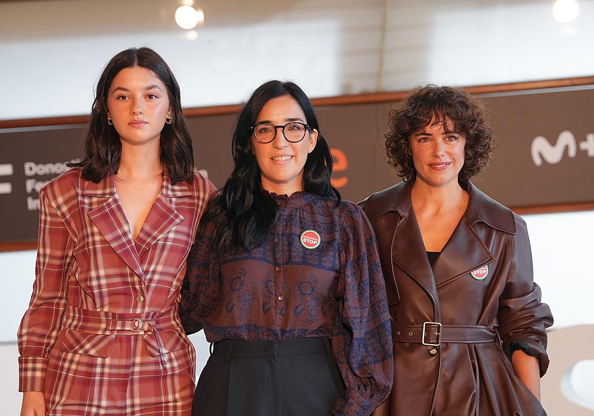 (I-D) La actriz Blanca Soroa; la directora Alauda Ruiz de Azúa y la actriz Patricia López Arnaiz, durante la presentación de 'Los Domingos' en el Festival de San Sebastián