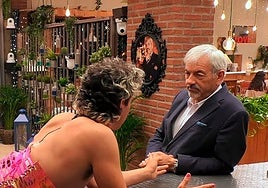 Un soltero la lía en 'First Dates' por un controvertido gesto hacia Carlos Sobera: «No me denuncies»