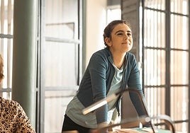 'Romi', la detective sorda que convierte su silencio en poder