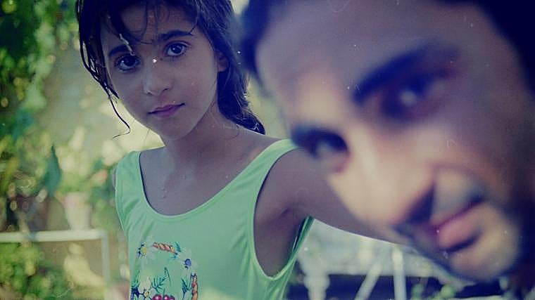 Imagen de una jovencísima Alba Flores junto a su padre