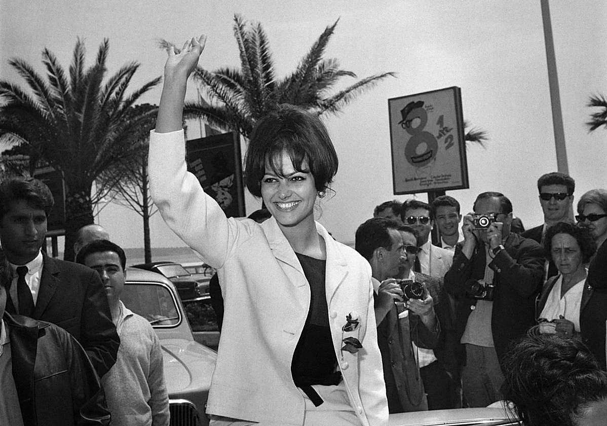 Foto tomada en mayo de 1963 que muestra a la actriz italiana Claudia Cardinale sonriendo a sus fans antes de la presentación de la película 'Otto e mezzo'