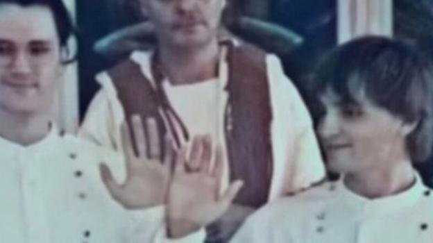 Imagen antes - La censura china usa la IA en la película 'Together' para convertir una pareja gay en una heterosexual