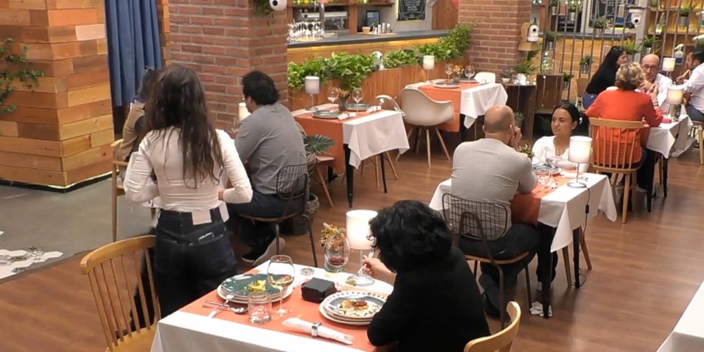 Los nervios le juegan una pasada a una soltera y tiene que escabullirse al baño: «Me duele la barriga»