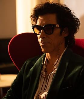 Imagen secundaria 2 - Arriba, Ricardo Gómez y Óscar Jaenada, protagonistas de 'La suerte'. Abajo, Óscar Higares aconseja a Jaenada en la serie de DIsney +. En la última, el 'Maestro' con aires de Morante fuera del ruedo