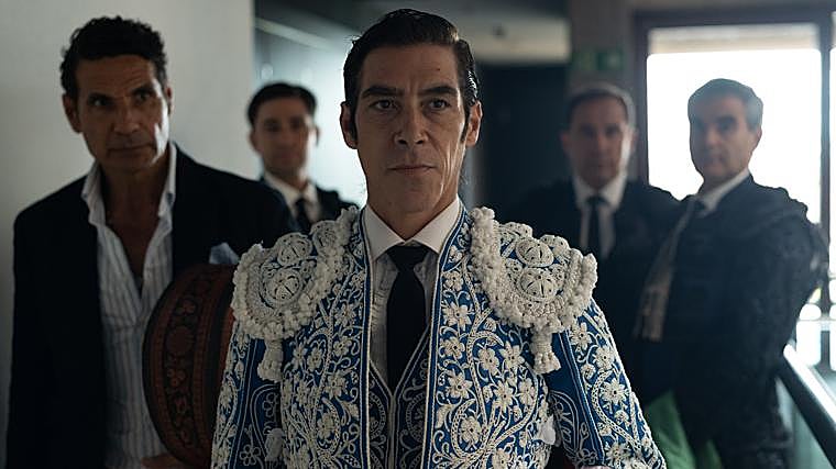 Óscar Jaenada, de luces, en 'La suerte', escoltado por Higares