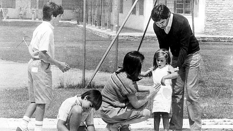 Felipe González junto a sus hijos y su exmujer Carmen Romero, en unas vacaciones en 1983